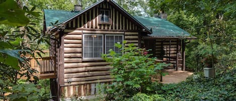 Quaint Little Cabin Nestled back in the woods