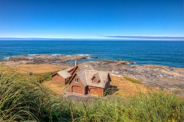 Beautiful location at the edge of the sea!