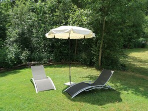 Pflanze, Möbel, Pflanzengemeinschaft, Baum, Schatten, Natürlichen Umgebung, Gartenmöbel, Regenschirm, Gras, Rechteck