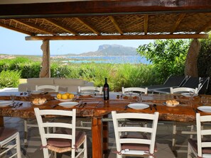 Eigentum, Tisch Im Freien, Tabelle, Möbel, Terrasse, Zimmer, Grundeigentum, Restaurant, Gebäude, Haus
