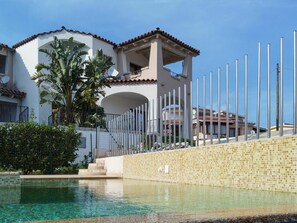 L'Eau, Ciel, Plante, Bâtiment, Bleu Azur, Fenêtre, Arbre, Arecales, Zone Résidentielle, Façade