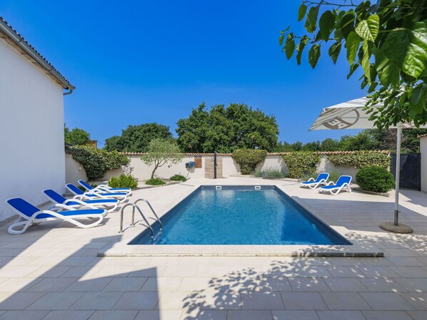 Blau, Schwimmbad, Gartenmöbel, Verbundwerkstoff, Resort, Sonnenliege, Schatten, Stuhl, Flagstone, Water Feature