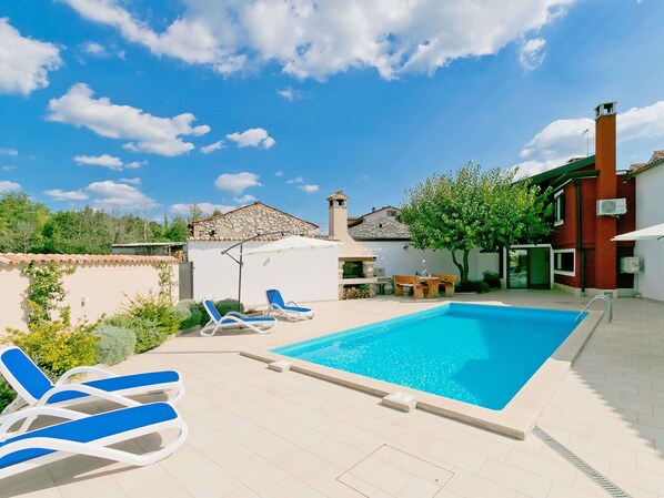 Nube, Cielo, Edificio, Mueble, Agua, Tiempo De Día, Propiedad, Piscina, Planta, Azul