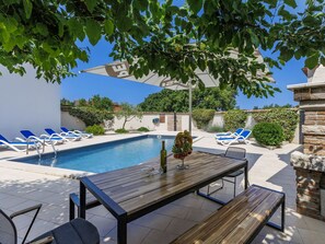 Gartenmöbel, Möbel, Schwimmbad, Stuhl, Resort, Schatten, Sonnenliege, Regenschirm, Blumentopf, Terrasse