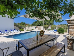 Gartenmöbel, Möbel, Schwimmbad, Stuhl, Resort, Schatten, Sonnenliege, Regenschirm, Blumentopf, Terrasse