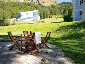 Pflanze, Baum, Gartenmöbel, Natürliche Landschaft, Stuhl, Grundstueck, Holz, Fenster, Schatten, Freizeit