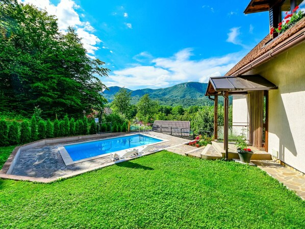 Colline, Chaîne De Montagnes, Piscine, Station De Montagne, Vallée, Chalet, Ferme, Eco Hôtel, Recours, Jardin