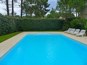 Swimming Pool, Property, Grass, Leisure, Real Estate, House, Backyard, Rectangle, Building, Yard