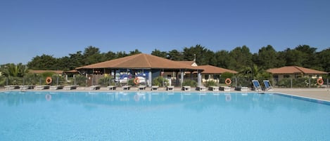 Water, Sky, Swimming Pool, Seaside Resort, Outdoor Furniture, Tree, Building, House, Leisure, Resort Town