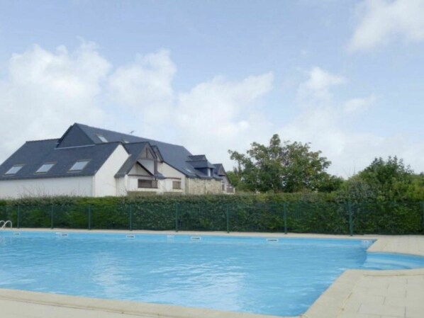 L'Eau, Nuage, Ciel, Bâtiment, Piscine, Maison, Ombre, Lot Terre, Arbre, Loisir