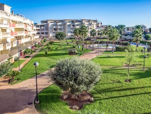 Residential Area, Vegetation, Green, Grass, Daytime, Sky, Neighbourhood, Property, Tree, Urban Area