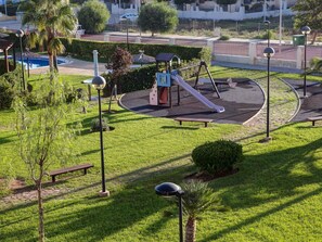 Gras, Baum, Öffentlicher Raum, Spielplatz, Rasen, Park, Urban Design, Grundeigentum, Pflanze, Landschaft