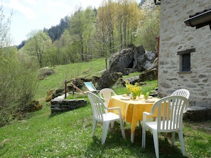 Property, Natural Landscape, Cottage, Garden, Yard, Spring, Tree, Grass, Table, House