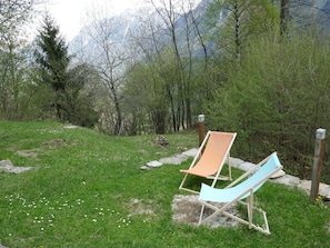 Grass, Natural Landscape, Nature Reserve, Furniture, Table, Tree, Chair, Biome, Plant Community, Land Lot
