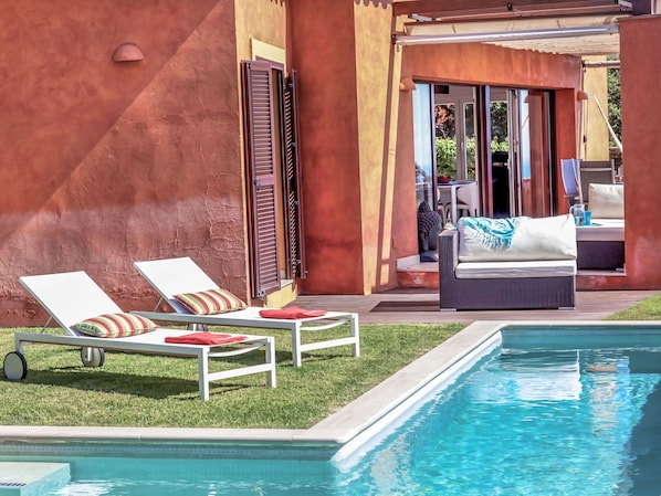 Eigentum, Sonnenliege, Gartenmöbel, Möbel, Haus, Schwimmbad, Resort, Gebäude, Zimmer, Zuhause