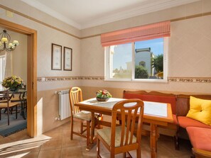 Zimmer, Möbel, Eigentum, Gebäude, Interior Design, Wohnzimmer, Tabelle, Haus, Fussboden, Grundeigentum