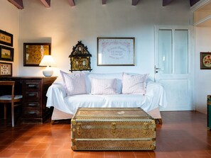 Möbel, Interior Design, Wand, Flooring, Fussboden, Couch, Zimmer, Beleuchtung, Bilderrahmen, Wohnzimmer