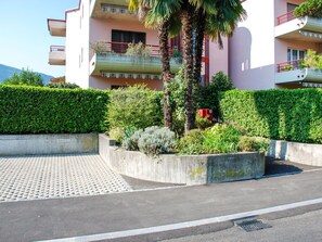 Pflanze, Gebäude, Fenster, Vegetation, Urban Design, Strassenbelag, Baum, Haus, Wohngebiet, Blume