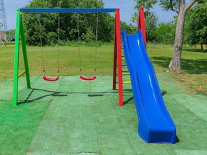 Himmel, Pflanze, Baum, Erholung Im Freien, Spielplatz, Rutsche, Gras, Öffentlicher Raum, Gehölz, Freizeit