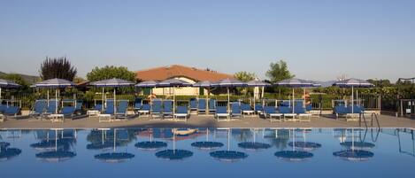 Water, Sky, Water Resources, Swimming Pool, Tree, Lake, Seaside Resort, Shade, Resort Town, Leisure