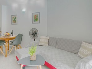 Tabelle, Möbel, Eigentum, Couch, Beleuchtung, Interior Design, Bilderrahmen, Wohnzimmer, Fussboden, Gebäude