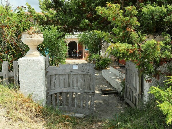 Planta, Propiedad, Edificio, Árbol, Puerta, Casa, Hierba, Cabaña, Paisaje, Arbusto