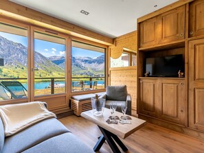 Möbel, Eigentum, Cabinetry, Gebäude, Tabelle, Interior Design, Beleuchtung, Holz, Himmel, Wohnzimmer