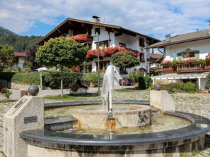 Brunnen, \"Stadt, Water Feature, Öffentlicher Raum, Schriftart, Gebäude, Die Architektur, Baum, Stadtplatz, Tourismus