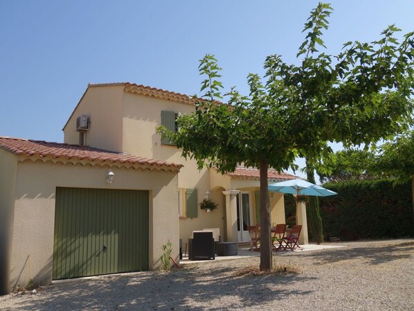 Property, House, Real Estate, Building, Home, Architecture, Residential Area, Tree, Rural Area, Neighbourhood