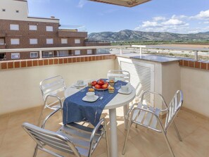 Appartement, Zone Résidentielle, Domicile, Balcon, Condominium, Chaise, Tache De Bois, Table Cuisine Et Salle A Manger, Hôtel