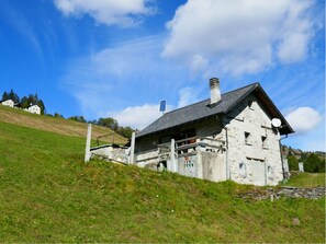 Haus, Eigentum, Himmel, Wiese, Hütte, Ländliches Gebiet, Gras, Bauernhaus, Wolke, Zuhause