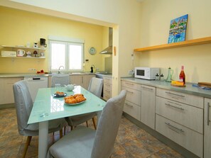 Cabinetry, Comptoir, Propriété, Meubles, Appareil De Cuisine, Evier, Évier, Cuisine, Design Intérieur, Éclairage