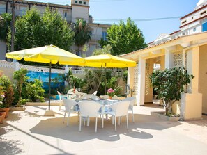 Plante, Table, Pot De Fleur, Meubles, Bâtiment, Chaise, Fenêtre, Bleu Azur, Ciel, Ombre