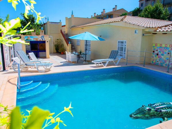 L'Eau, Bâtiment, Propriété, Piscine, Plante, Ciel, Bleu Azur, Bleu, Mobilier De Jardin, Ombre