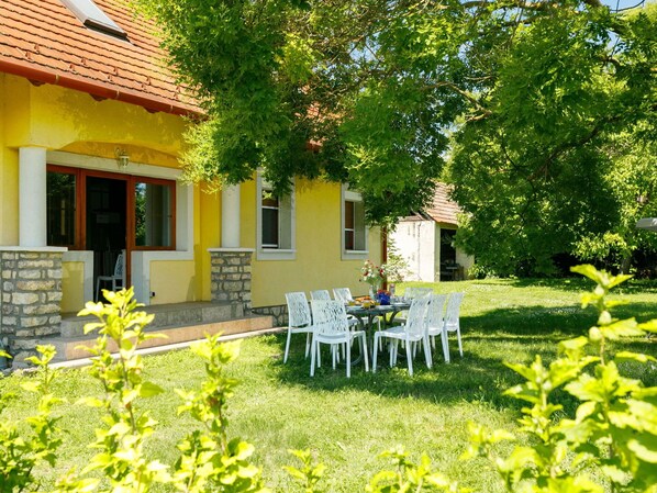 Plante, Bâtiment, Propriété, Fenêtre, Meubles, Botanique, Feuille, Arbre, Chaise, Maison