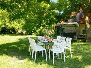 Plante, Meubles, Table, Chaise, Paysage Naturel, Mobilier De Jardin, Arbre, Ombre, Tableau De Plein Air, Herbe