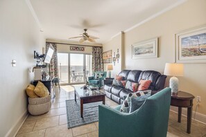 Living Room | Single-Story Condo | Flat-Screen Cable TV | Central A/C & Heating