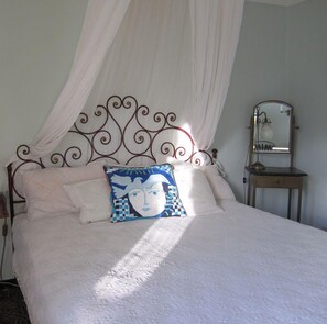 bedroom 160/200
Towels and  linen on request