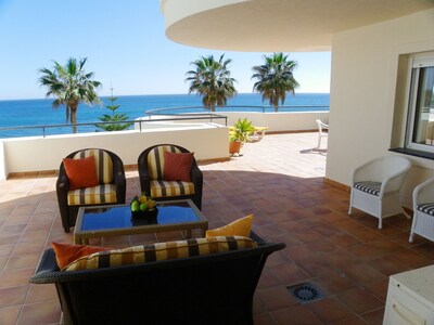 2-bedroom apartment right on the beach with 100m² large terrace; Wi-Fi; Pool