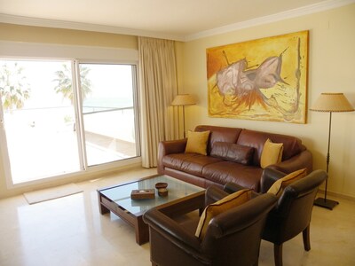 2-bedroom apartment right on the beach with 100m² large terrace; Wi-Fi; Pool