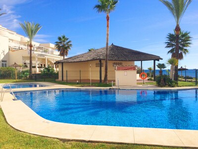 2-bedroom apartment right on the beach with 100m² large terrace; Wi-Fi; Pool