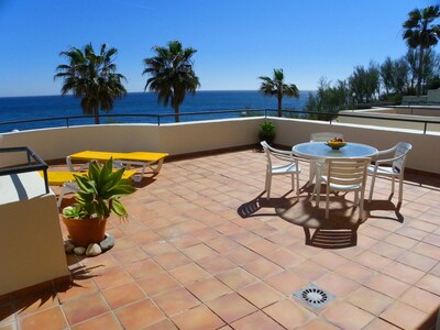 2-bedroom apartment right on the beach with 100m² large terrace; Wi-Fi; Pool