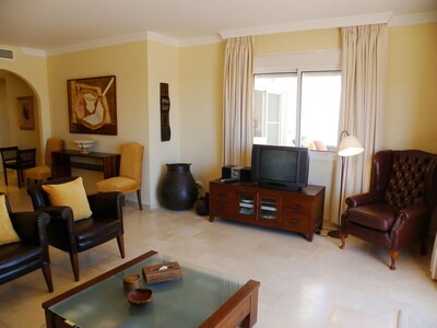 2-bedroom apartment right on the beach with 100m² large terrace; Wi-Fi; Pool