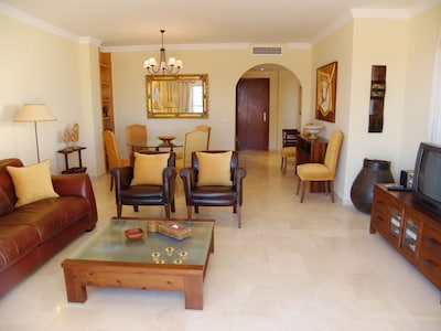 2-bedroom apartment right on the beach with 100m² large terrace; Wi-Fi; Pool