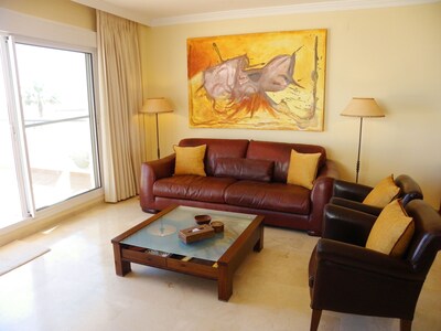 2-bedroom apartment right on the beach with 100m² large terrace; Wi-Fi; Pool