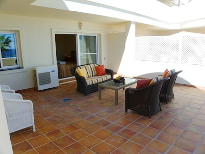 2-bedroom apartment right on the beach with 100m² large terrace; Wi-Fi; Pool