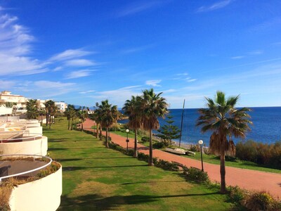 2-bedroom apartment right on the beach with 100m² large terrace; Wi-Fi; Pool