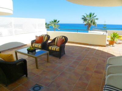 2-bedroom apartment right on the beach with 100m² large terrace; Wi-Fi; Pool