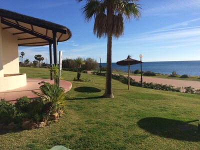 2-bedroom apartment right on the beach with 100m² large terrace; Wi-Fi; Pool