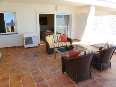 2-bedroom apartment right on the beach with 100m² large terrace; Wi-Fi; Pool